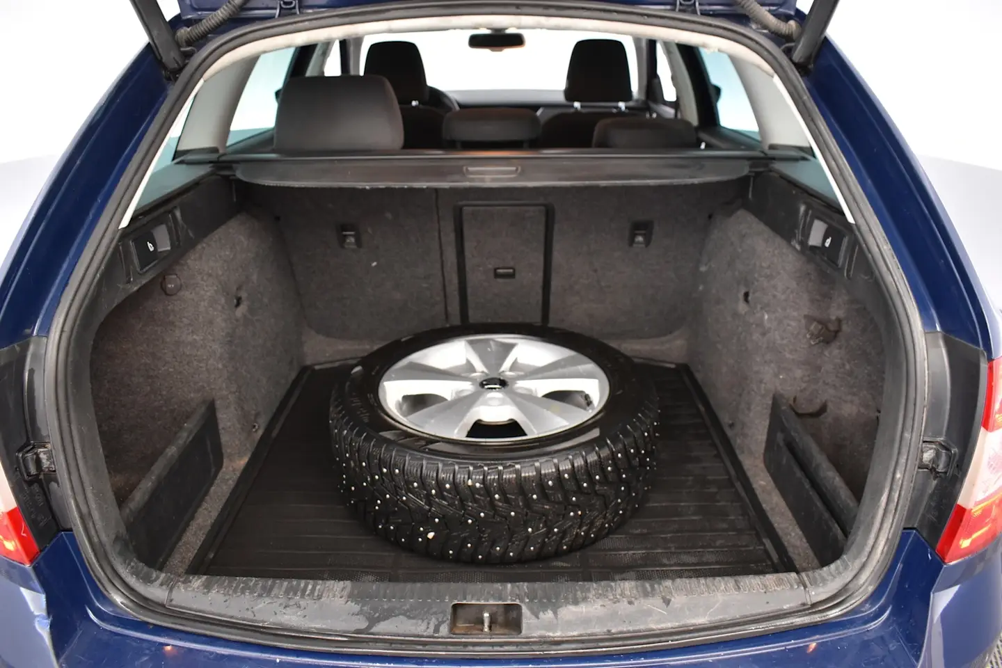 Car Image - 1nAtLMHwYULuf4UWOlViTM