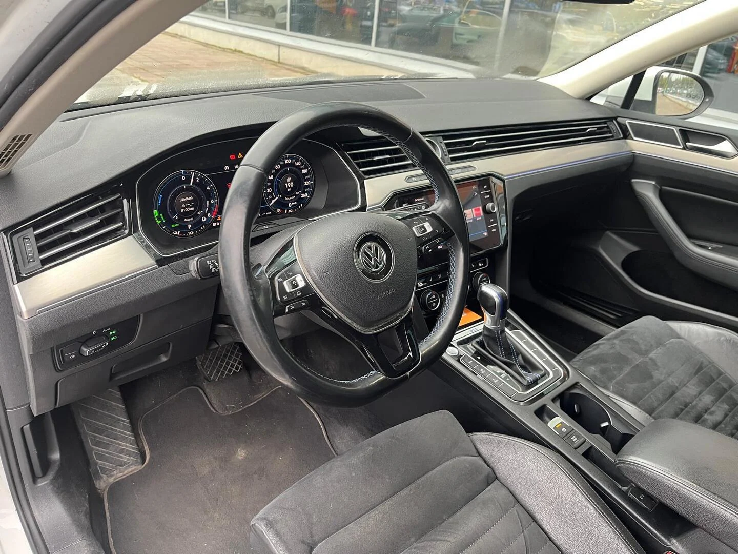 Car Image - 2iXDUA6RwtReVFI9J728fn