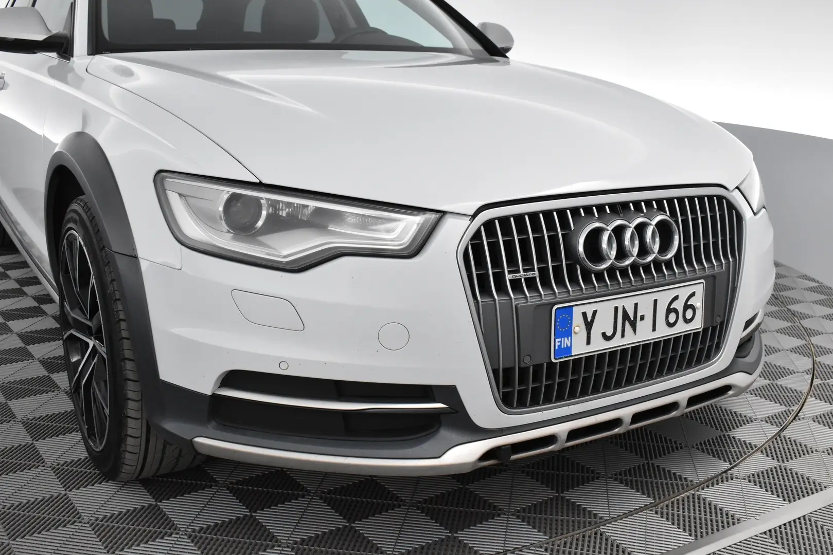 Car Image - s3t8kQRC9e63L09X03sxk