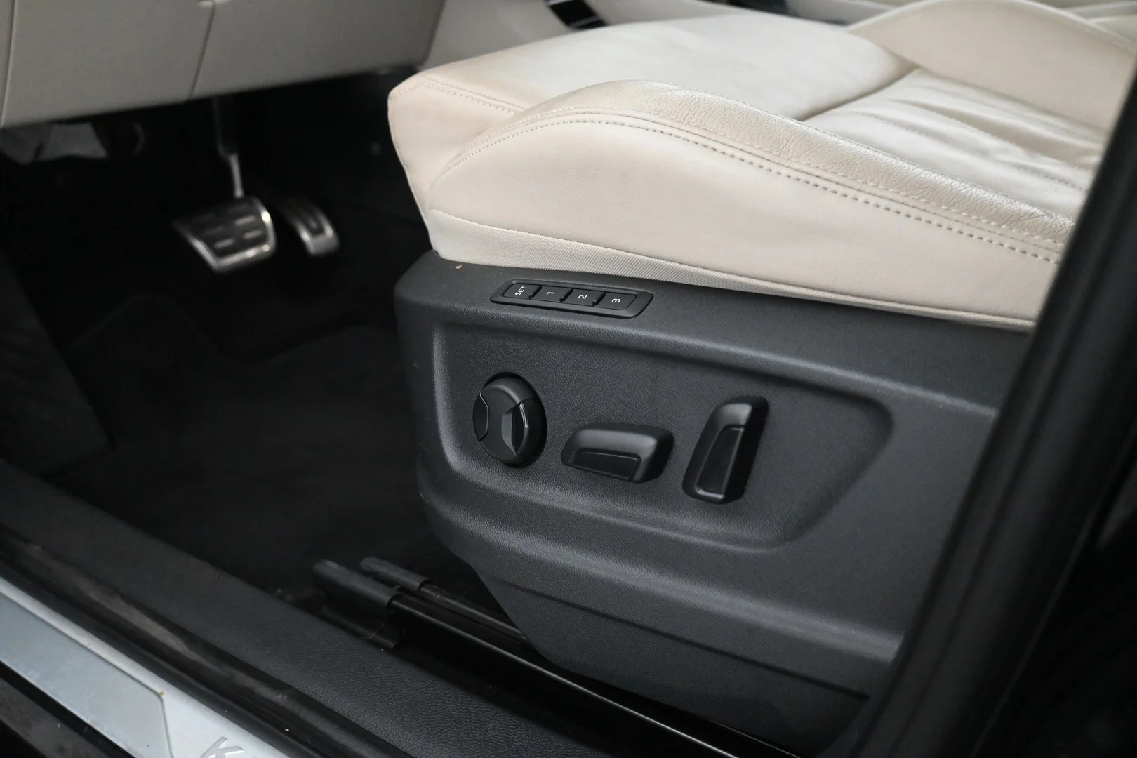 Car Image - 6mg8hPPqB5BCmJrFR42TpT