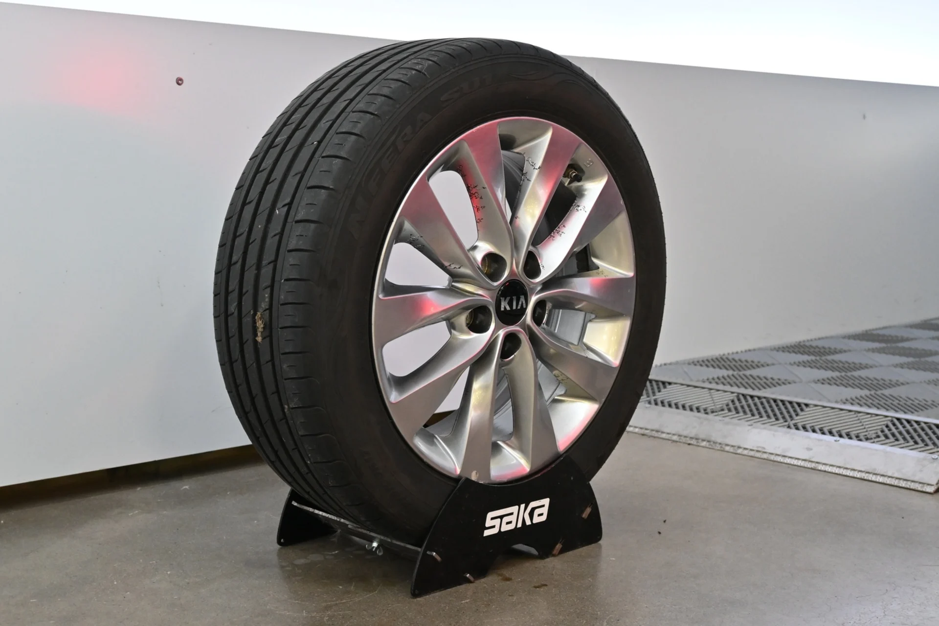 Car Image - 3l7inFYnBxWr6Zrb68f9nf