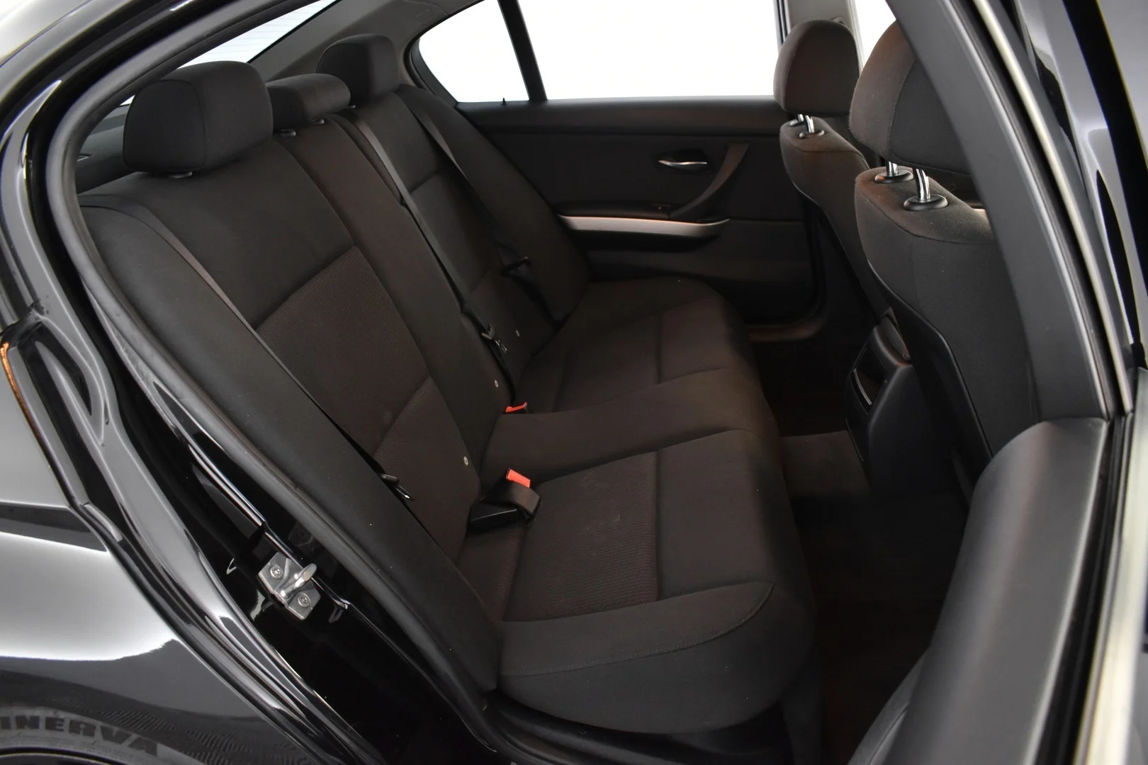 Car Image - rtUbc43oHzxWLUisiyfwW