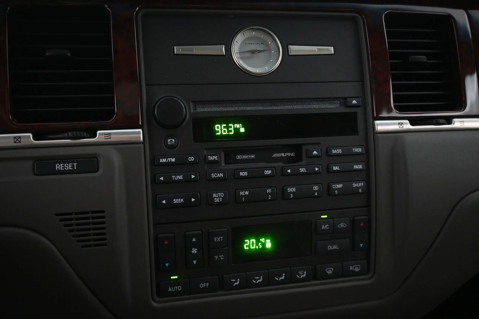 Car Image - 5VwifUGeeP45MUe8clfRP4