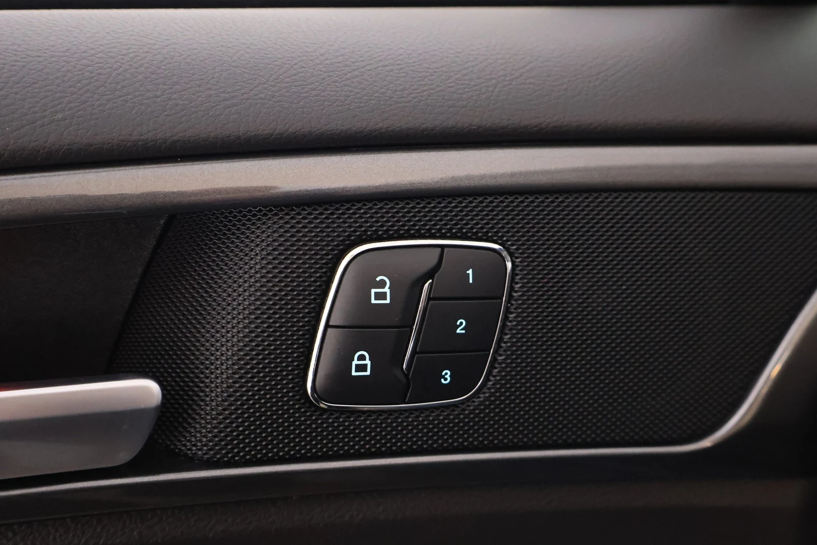 Car Image - 41xNm5eVGZkeySQj1LJCve