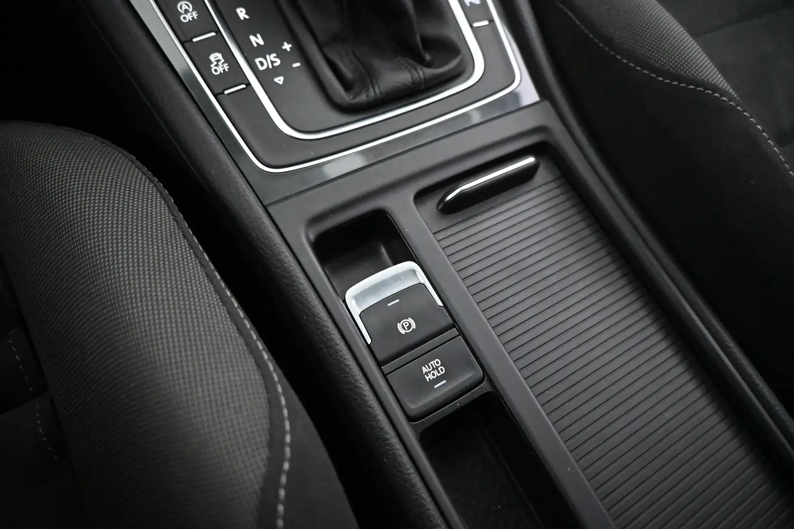 Car Image - 2Ci1aFuzDrb0JZcwJqEgKF