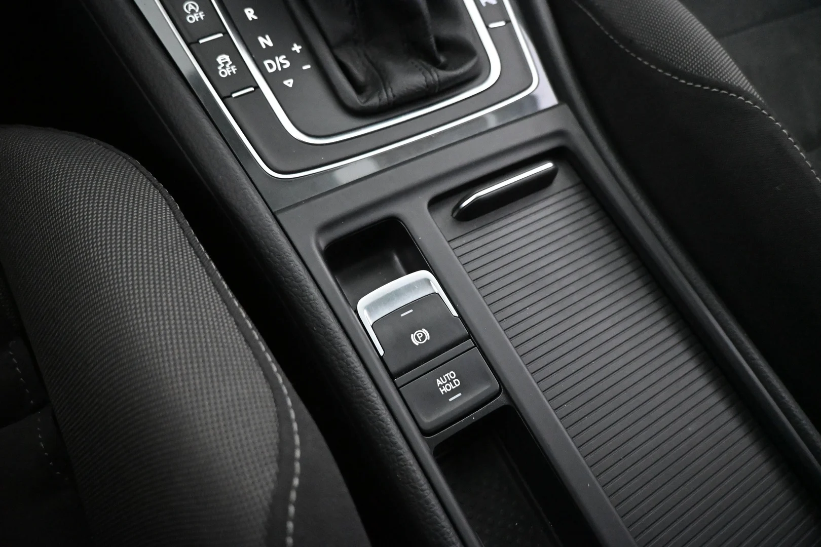 Car Image - 2Ci1aFuzDrb0JZcwJqEgKF