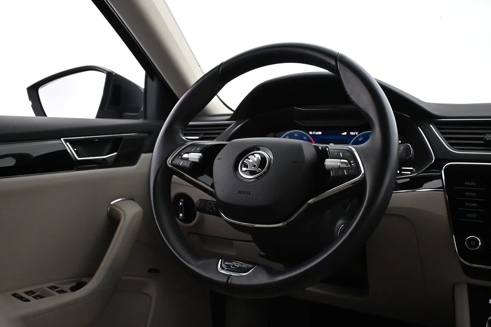 Car Image - 6O9FaZmGEMut87tKHAc1zl