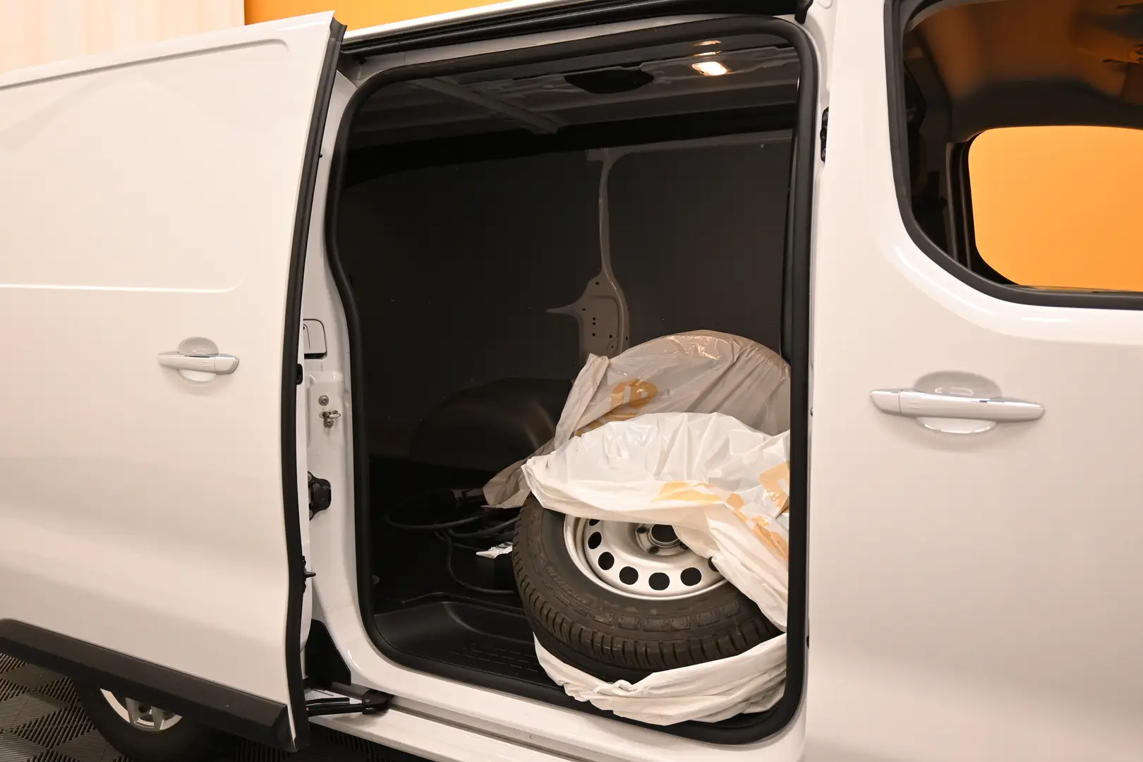 Car Image - 7VWu49Ki36NydwF6YclfS