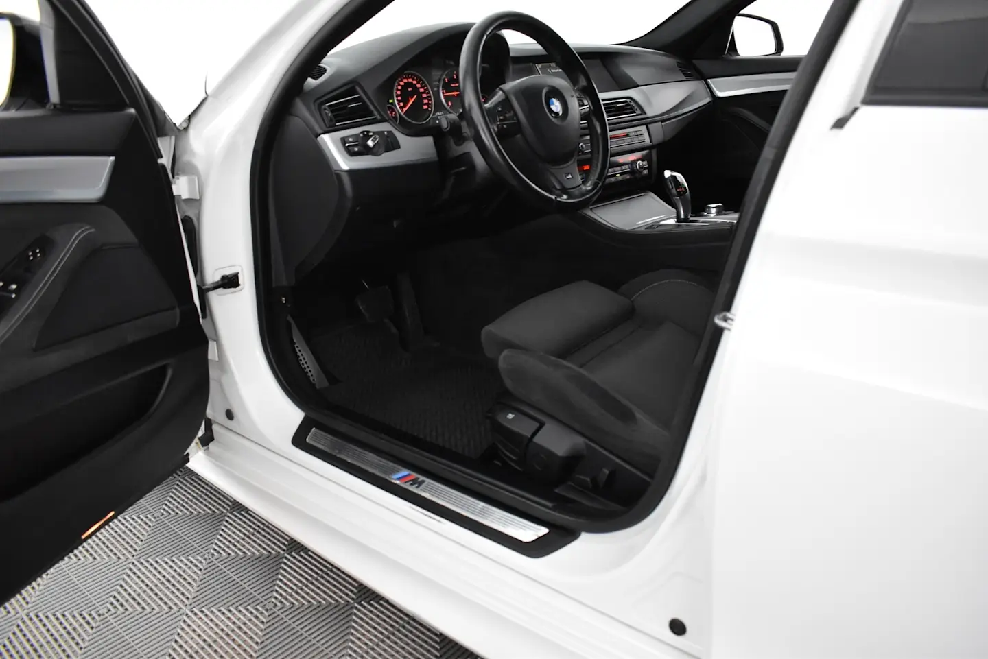 Car Image - 7Bmcu0q4rK4igqAKIRTJfM