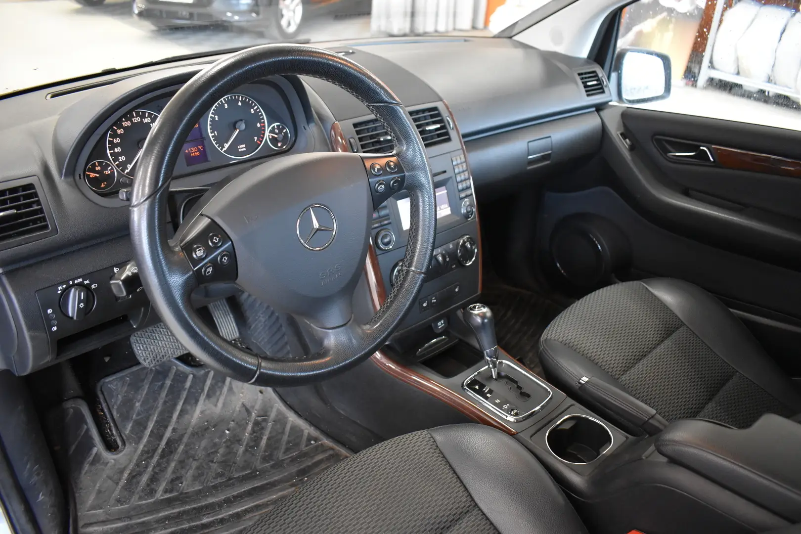 Car Image - 38erGA7z0EeYlN6cY6vBwp