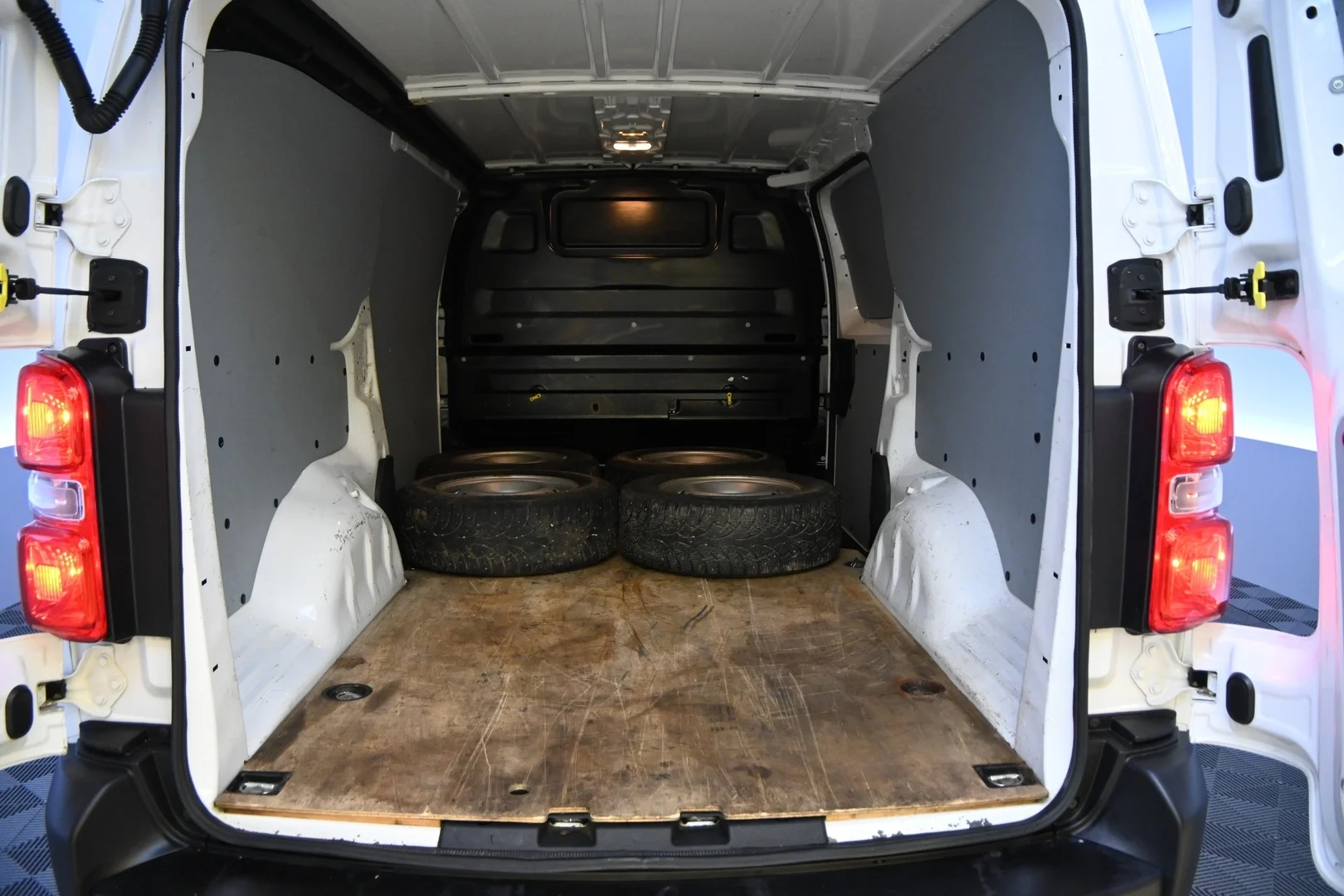 Car Image - 4U1l3pgZdNzFSsozPAQe1h