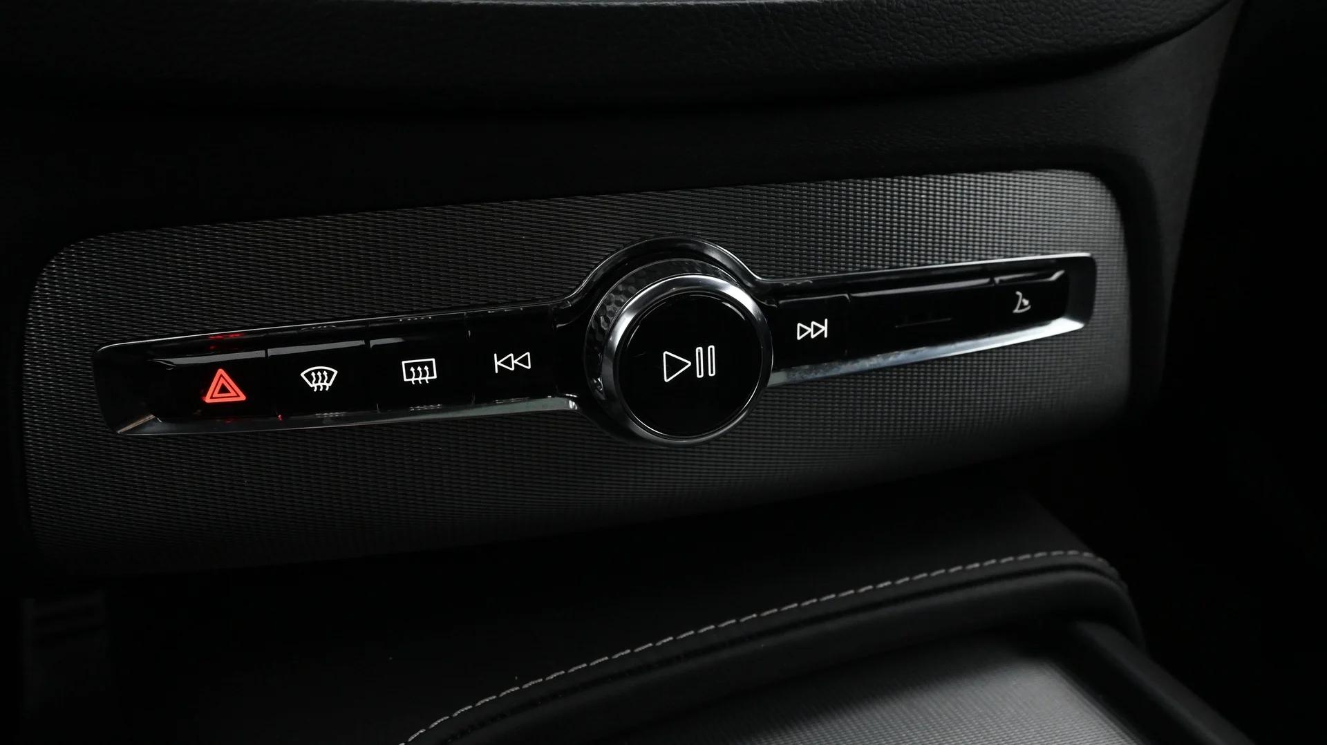 Car Image - V7uO1U2LWiYM1sf32ivNo