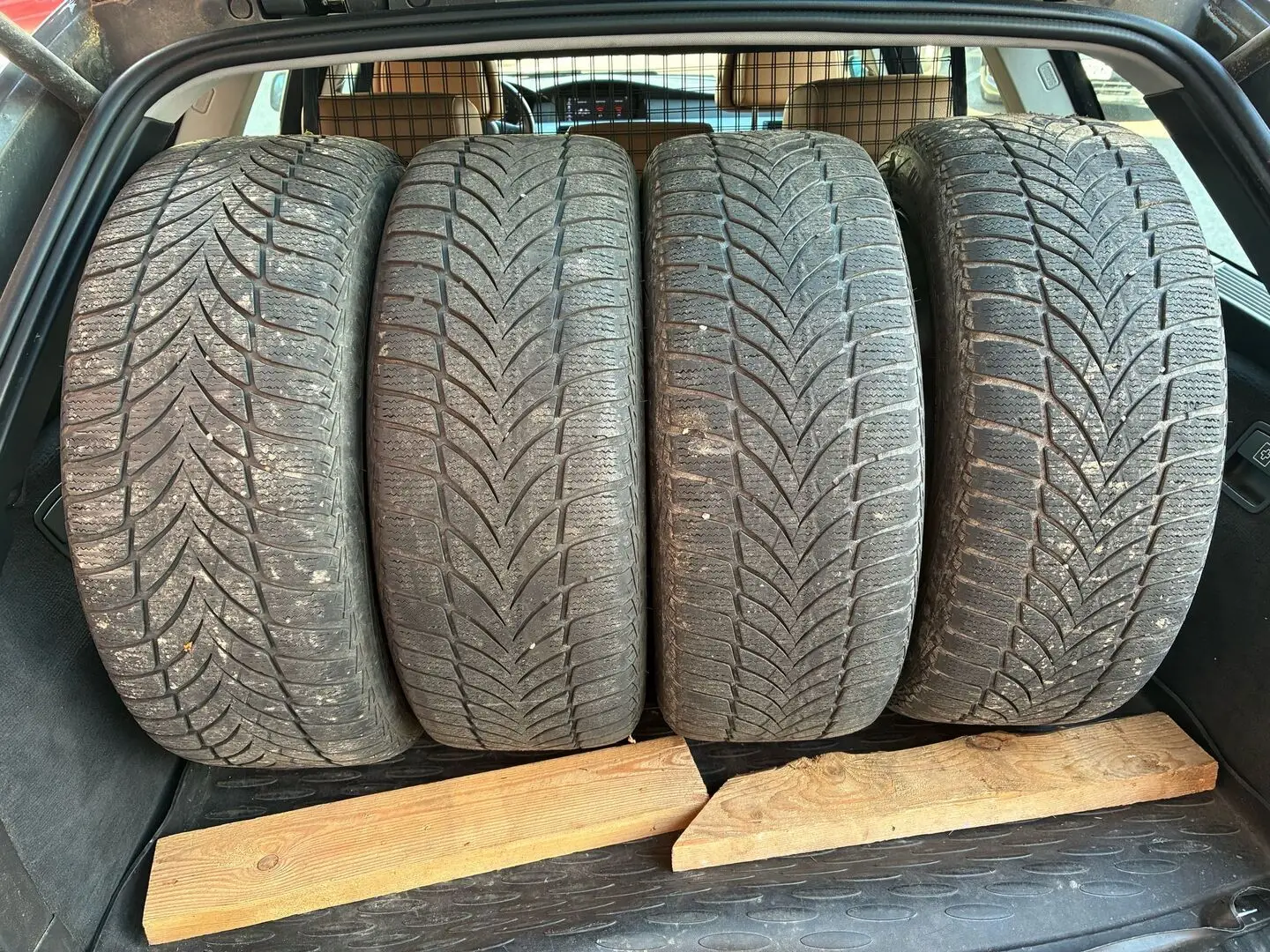 Car Image - 8kTN42r3JTpYHMjQ8x1bT