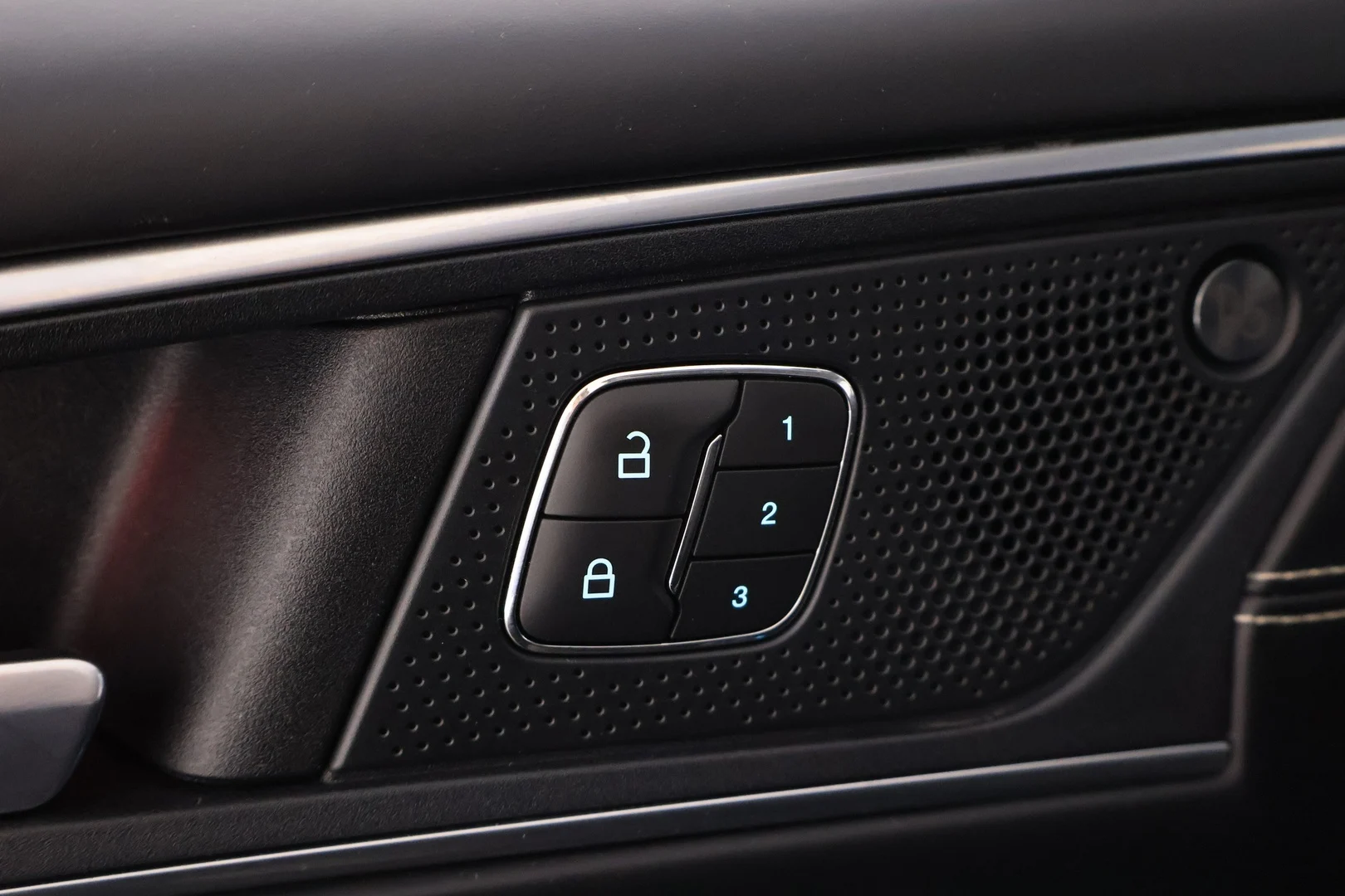 Car Image - 6BanZow4HyBW4yONkn7EnU