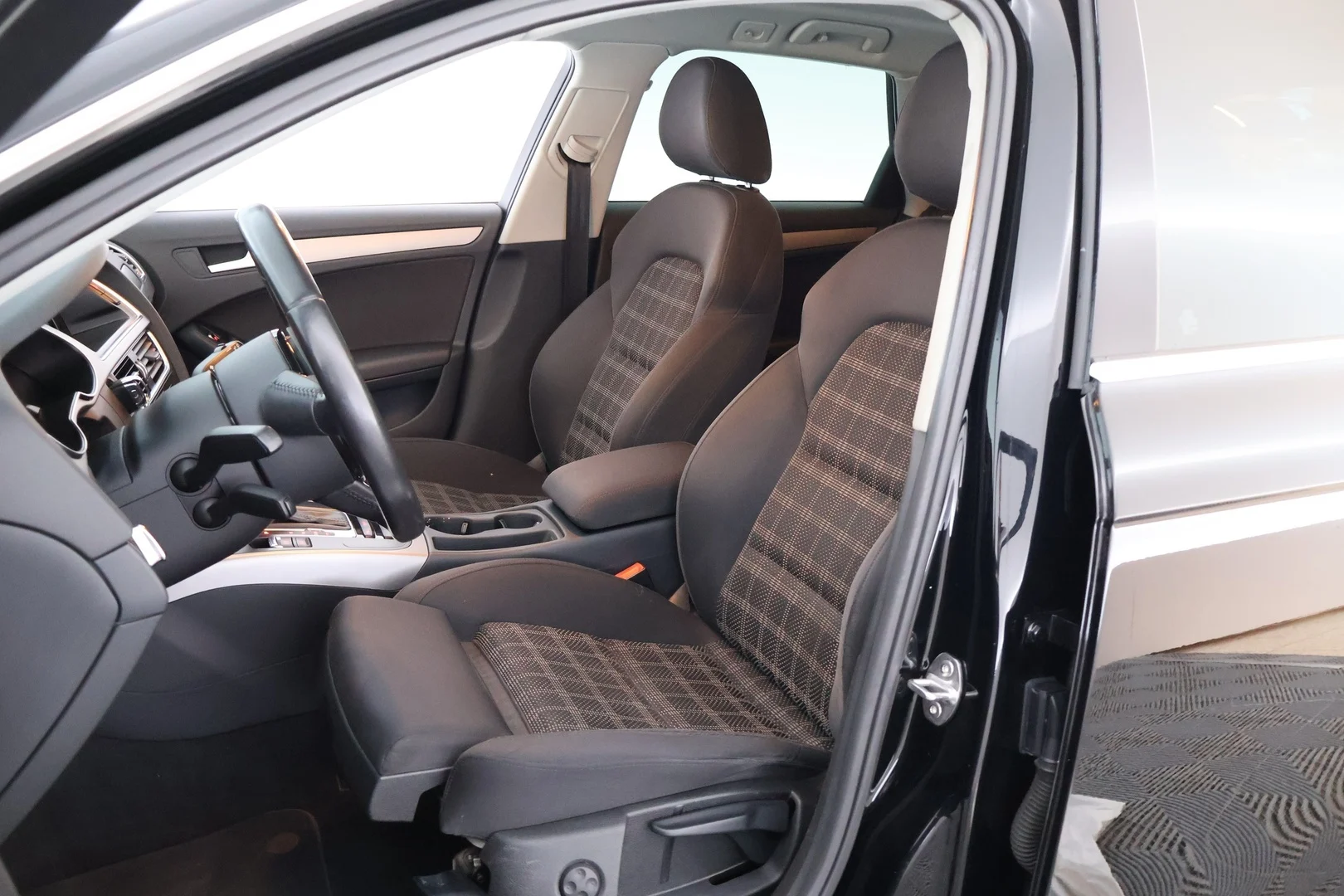 Car Image - 2oS4364ZHqtBUMoi7H7ako