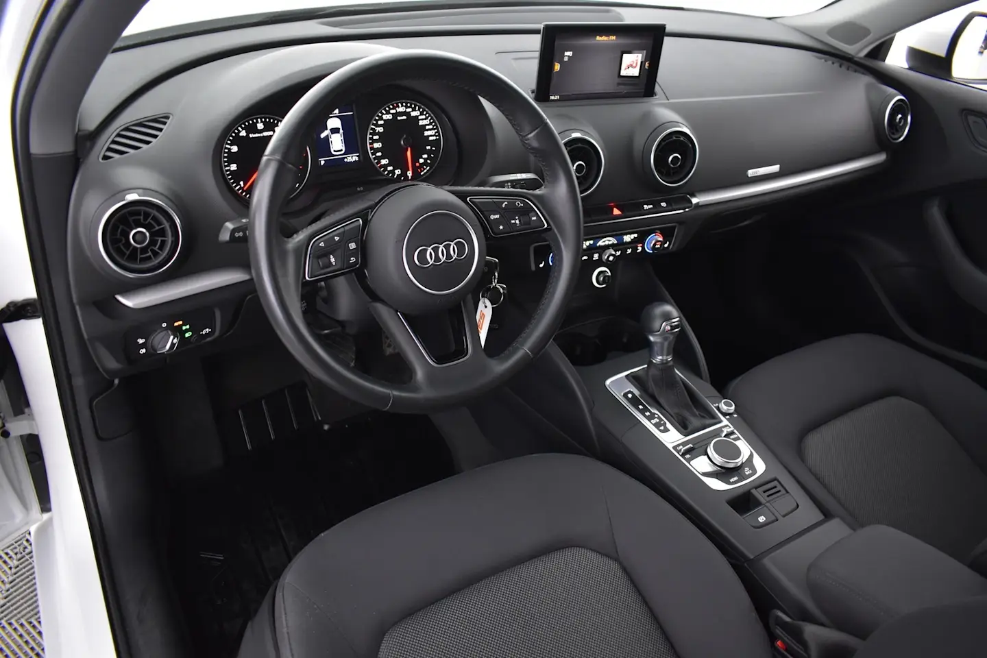 Car Image - 3UxOW2RicncyZbS9XYZtTL