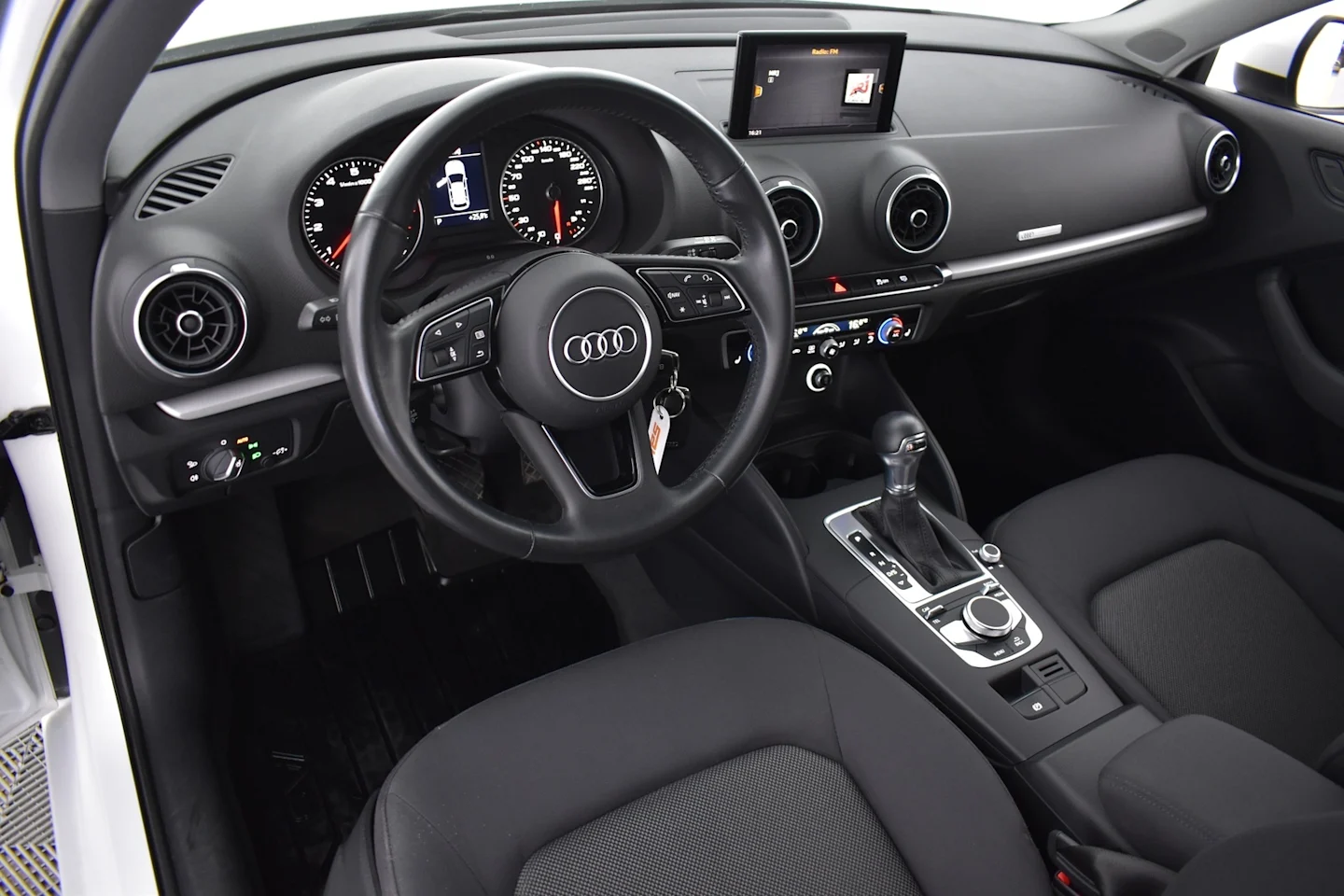 Car Image - 3UxOW2RicncyZbS9XYZtTL