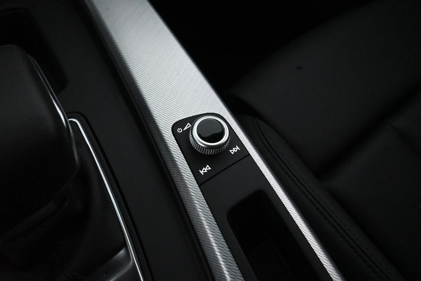 Car Image - CyON9JVkT6UArbJUaSfIK
