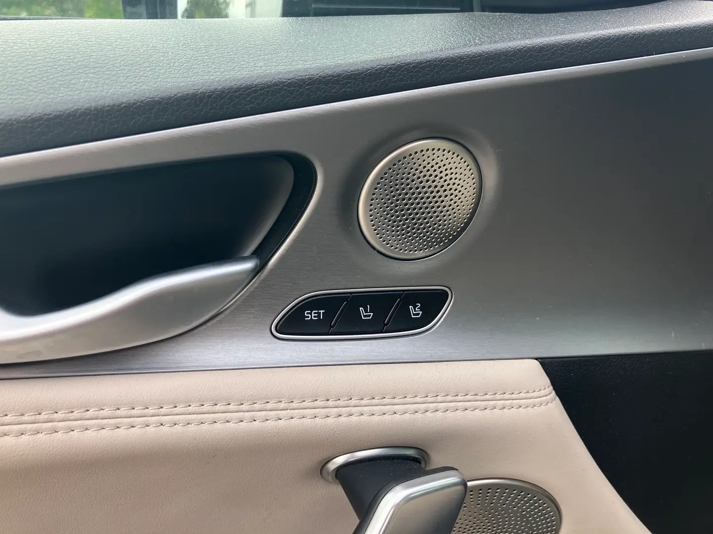 Car Image - EwGCeKWlv7qfl2dw8Kcc3