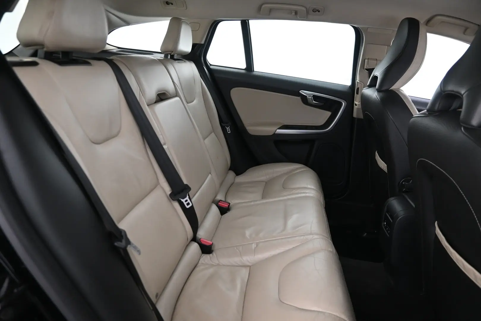 Car Image - 6DjbjsirjHqOL8QjM8KXnV