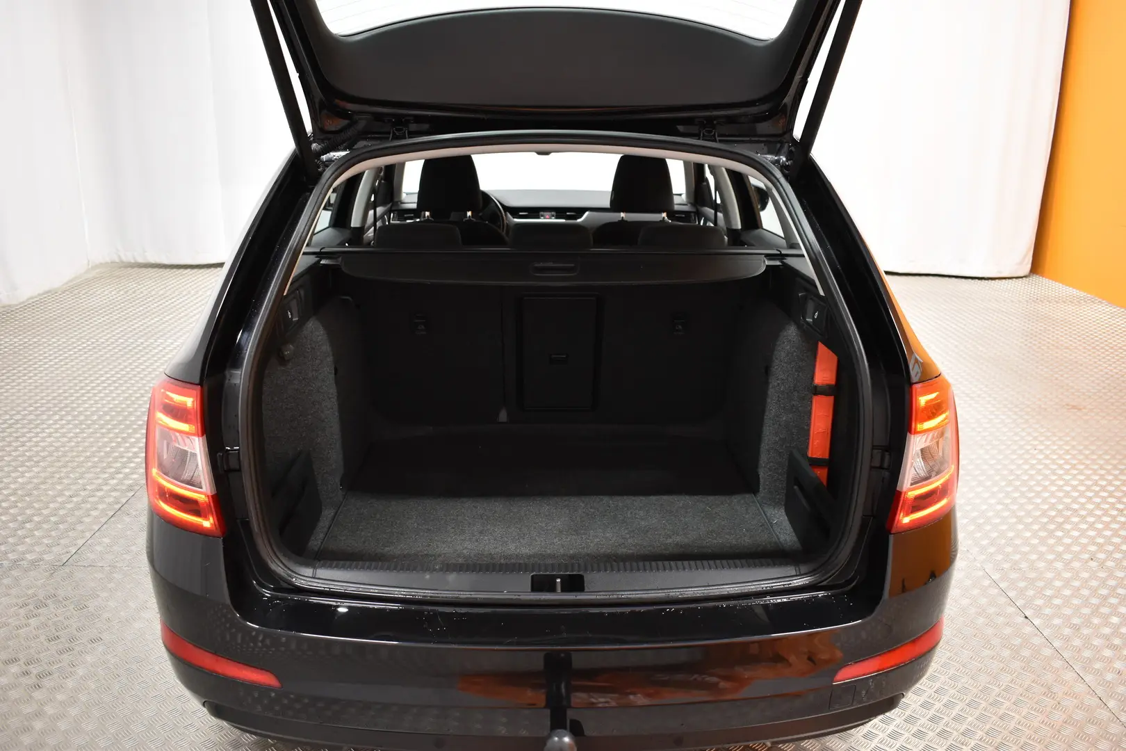 Car Image - 3I65Oqm6F3ZnylpySXjcoQ