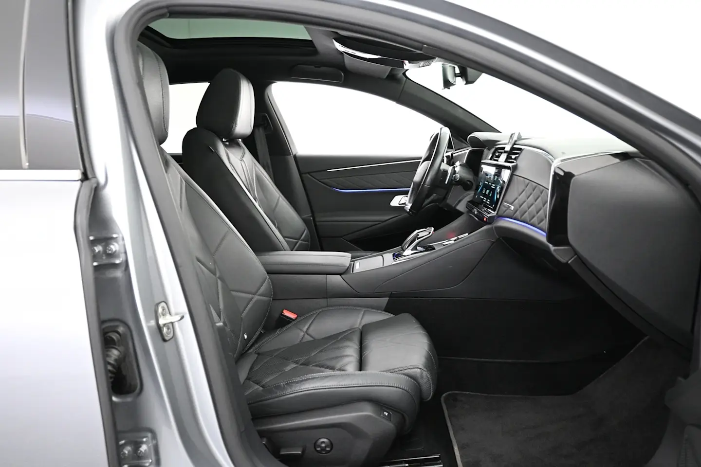 Car Image - 6RLyp1hh0cBLjpz1Xv8WRy