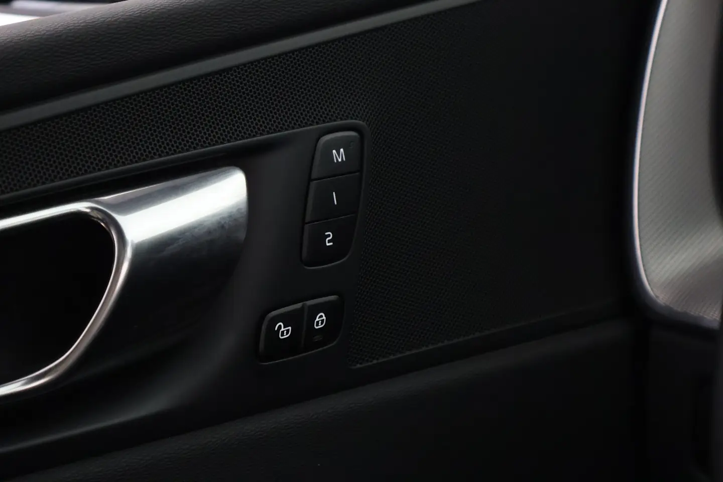 Car Image - 1Gi9ls1ead1ZS1pXNuNhGT