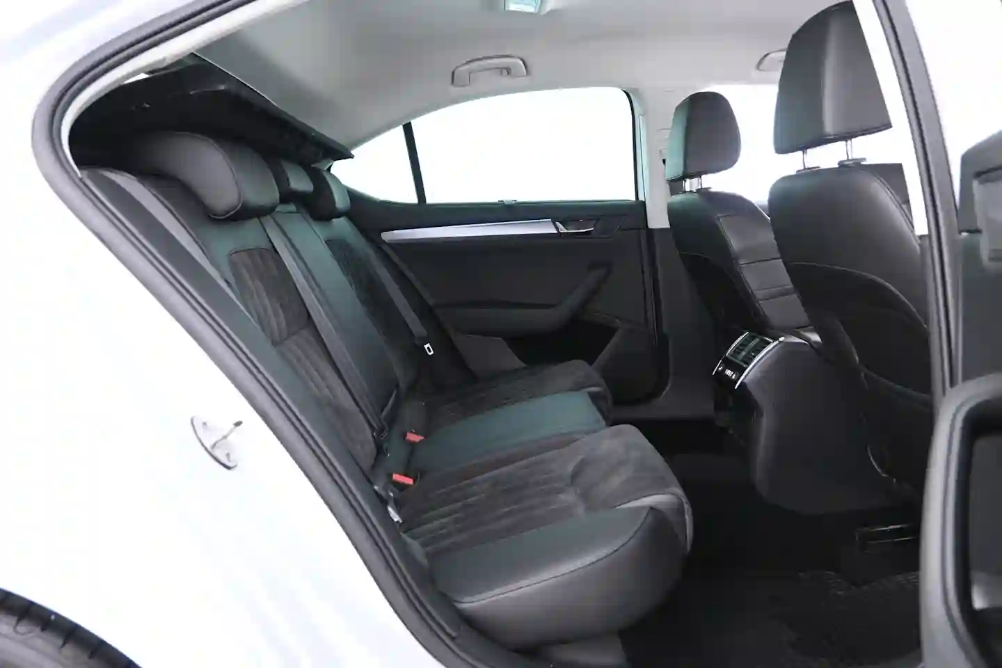 Car Image - 6ZrFRFYFGNBPKJ3rYwrZNL