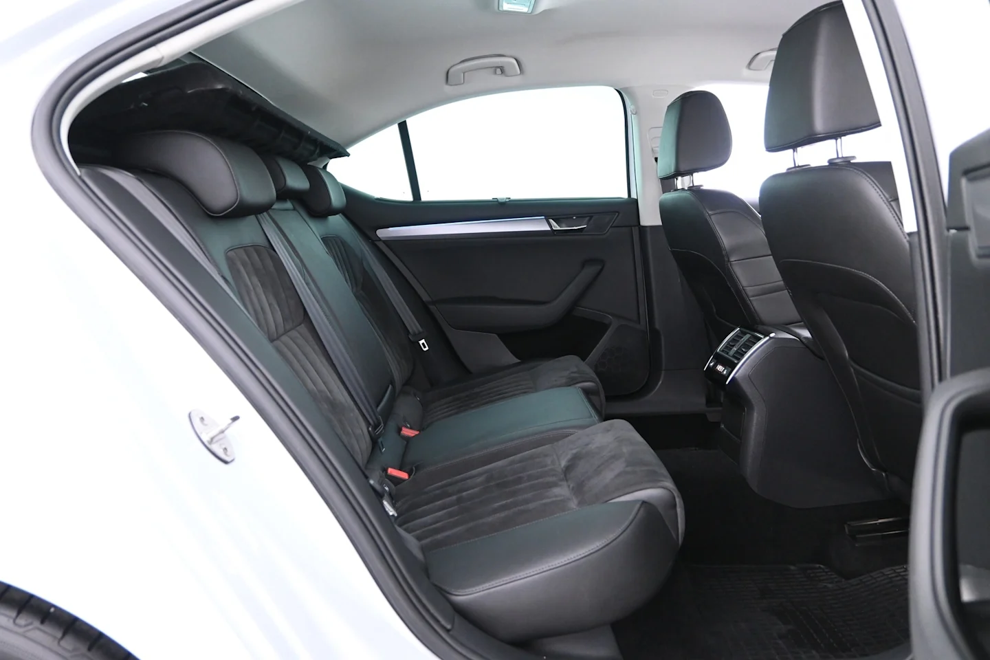 Car Image - 6ZrFRFYFGNBPKJ3rYwrZNL