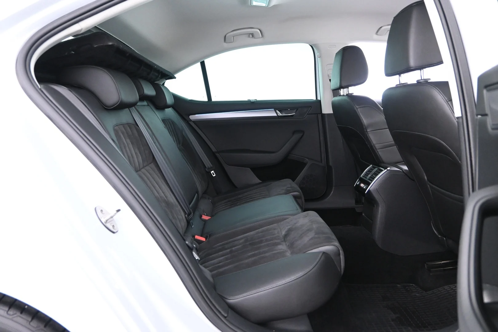 Car Image - 6ZrFRFYFGNBPKJ3rYwrZNL
