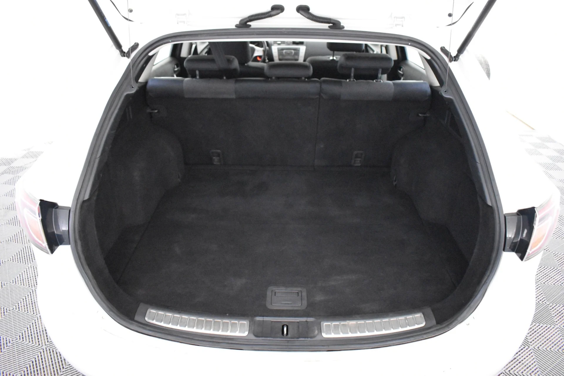 Car Image - 3qQPjJq2GD8cRu7Y3iTfFV