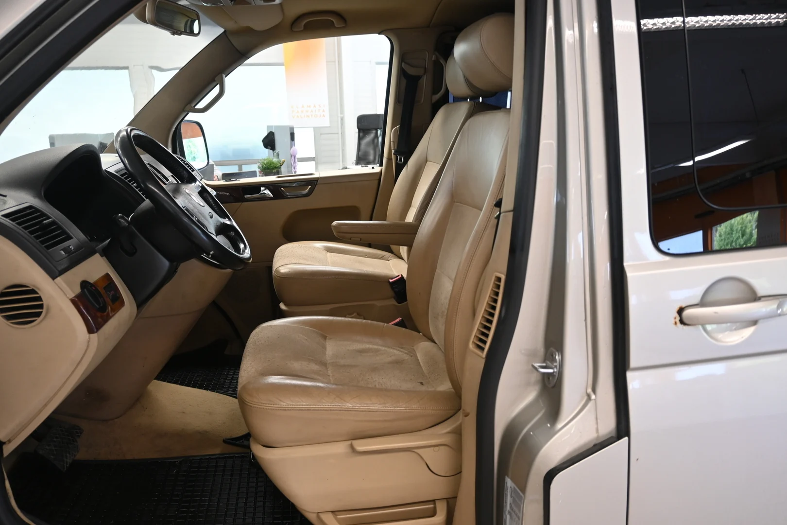 Car Image - 7LkwnFZUt6aSvB44ZIvJX5