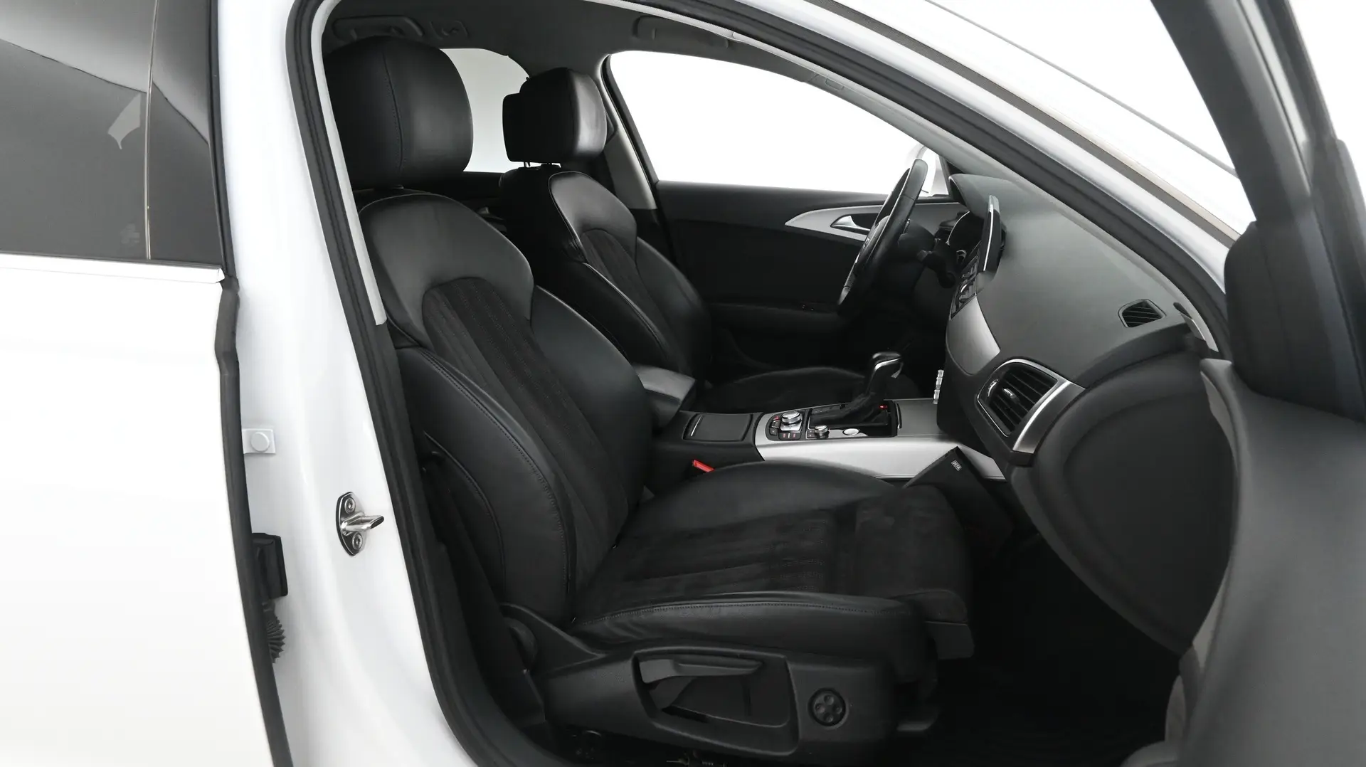 Car Image - V7xbjmP3r1qqvpe1ura44