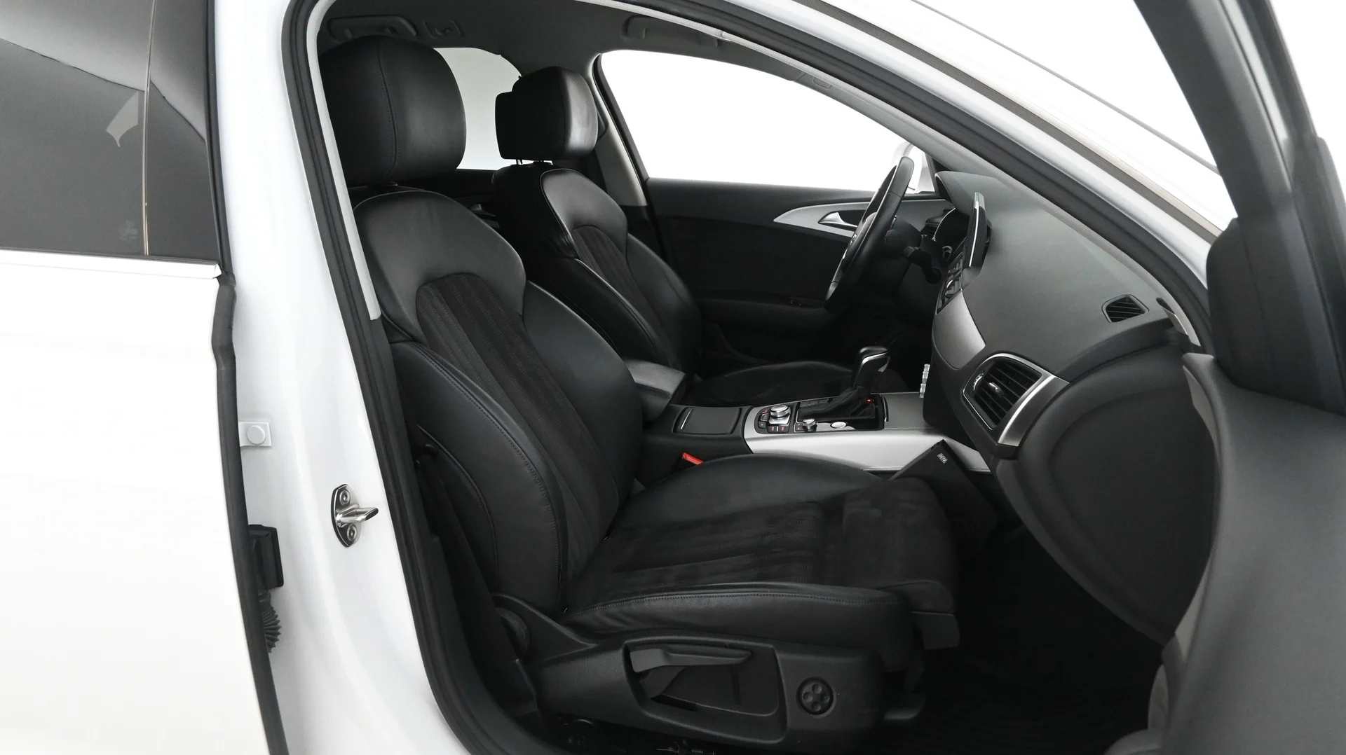 Car Image - V7xbjmP3r1qqvpe1ura44