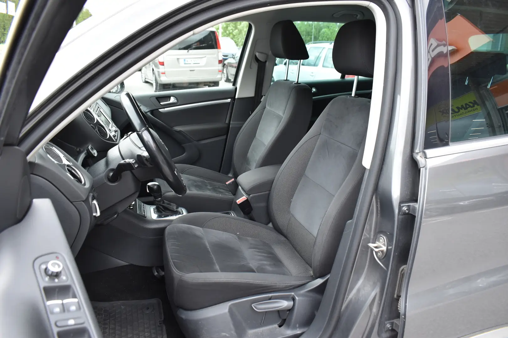 Car Image - 6dEBqlYm3AA0UwGsrPQF77