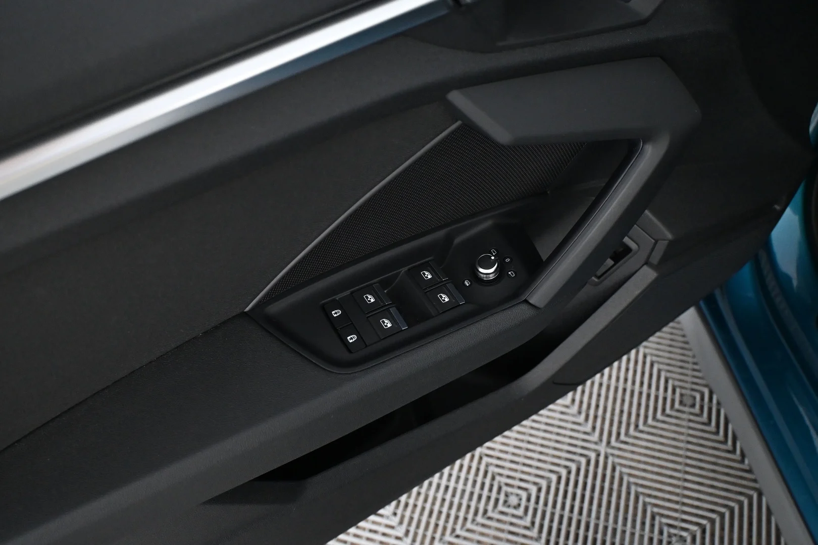 Car Image - aEcOjX6fQ49Q0fP59Jllm