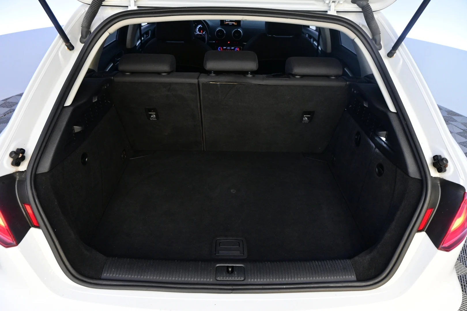 Car Image - fcLf4cOHPBOeLtnsmPOue