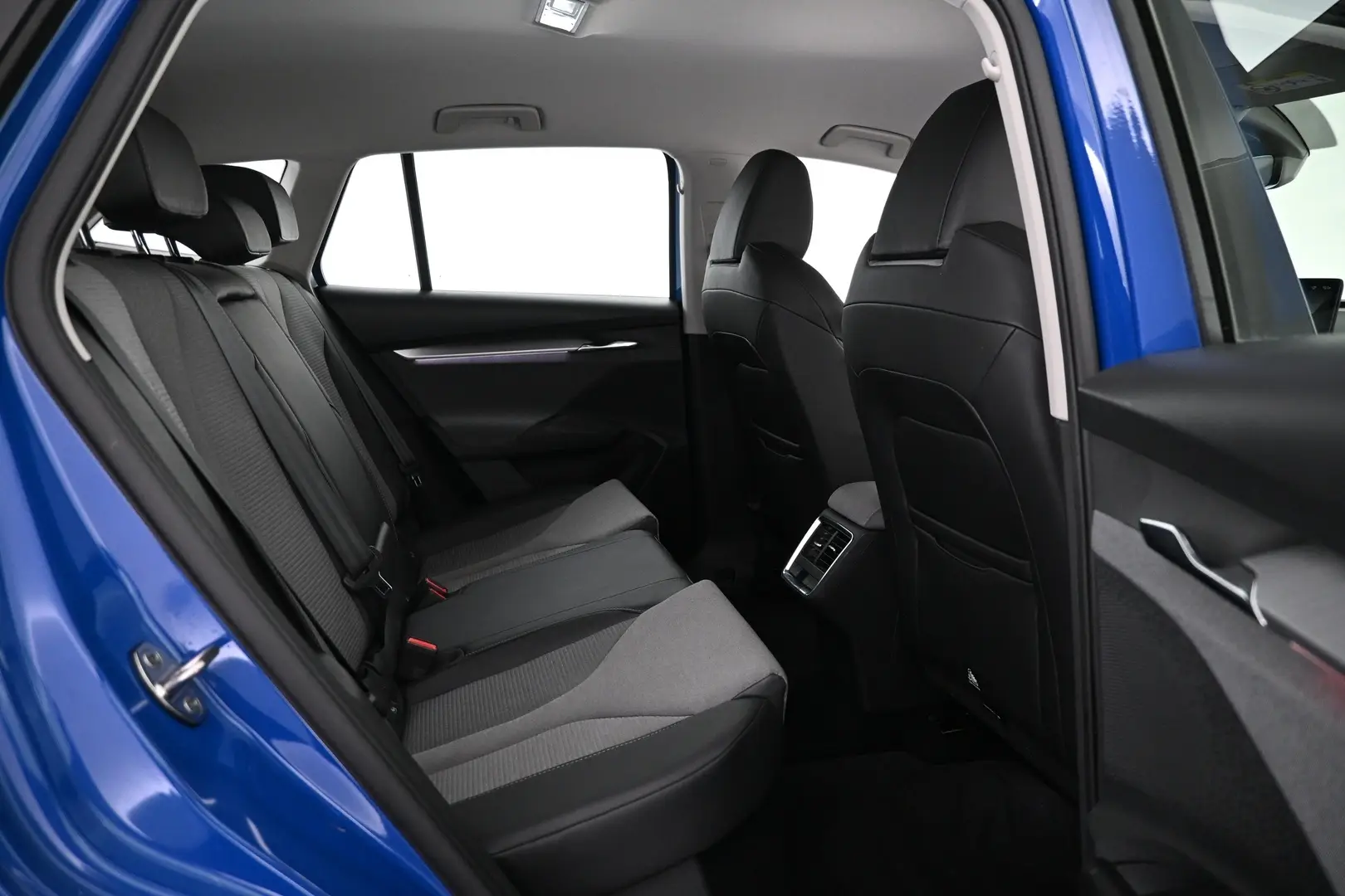 Car Image - Sx5FfyAITcq6GHgIKhwgO