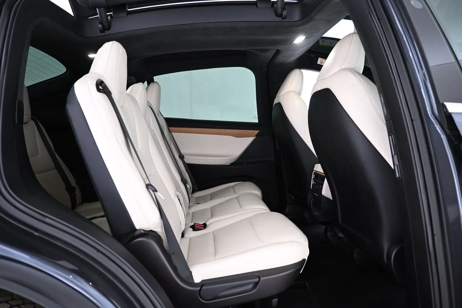 Car Image - 2wXvojFmvFkEKUUrVLPlWa