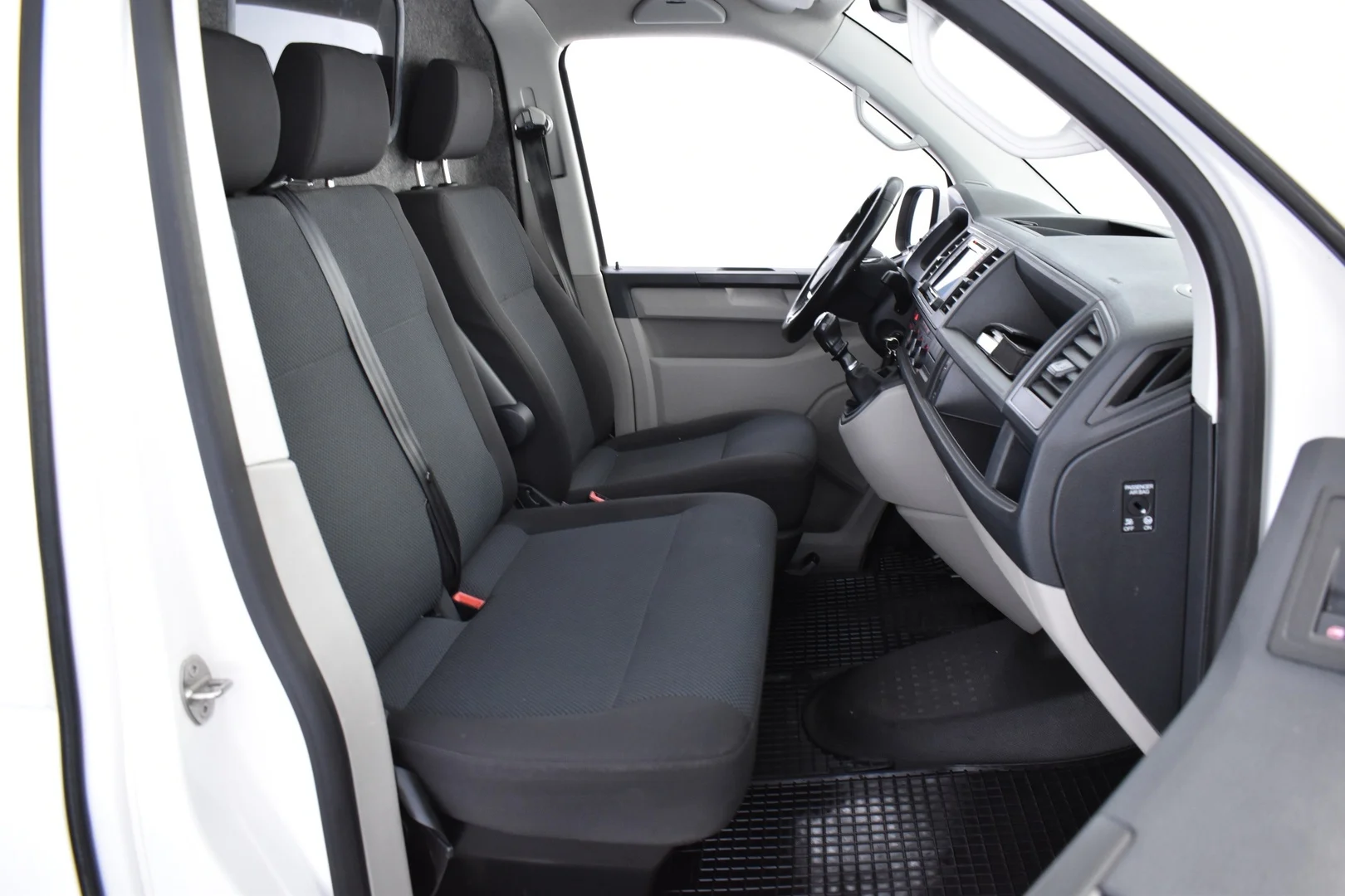 Car Image - 4i3eYNmXMRy9Ld6pF8HdSV