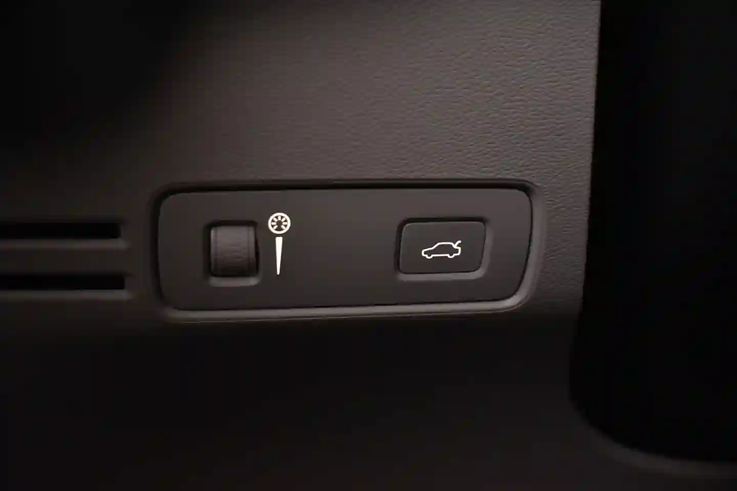 Car Image - 2QYuHWR5ifdTucruvestxd