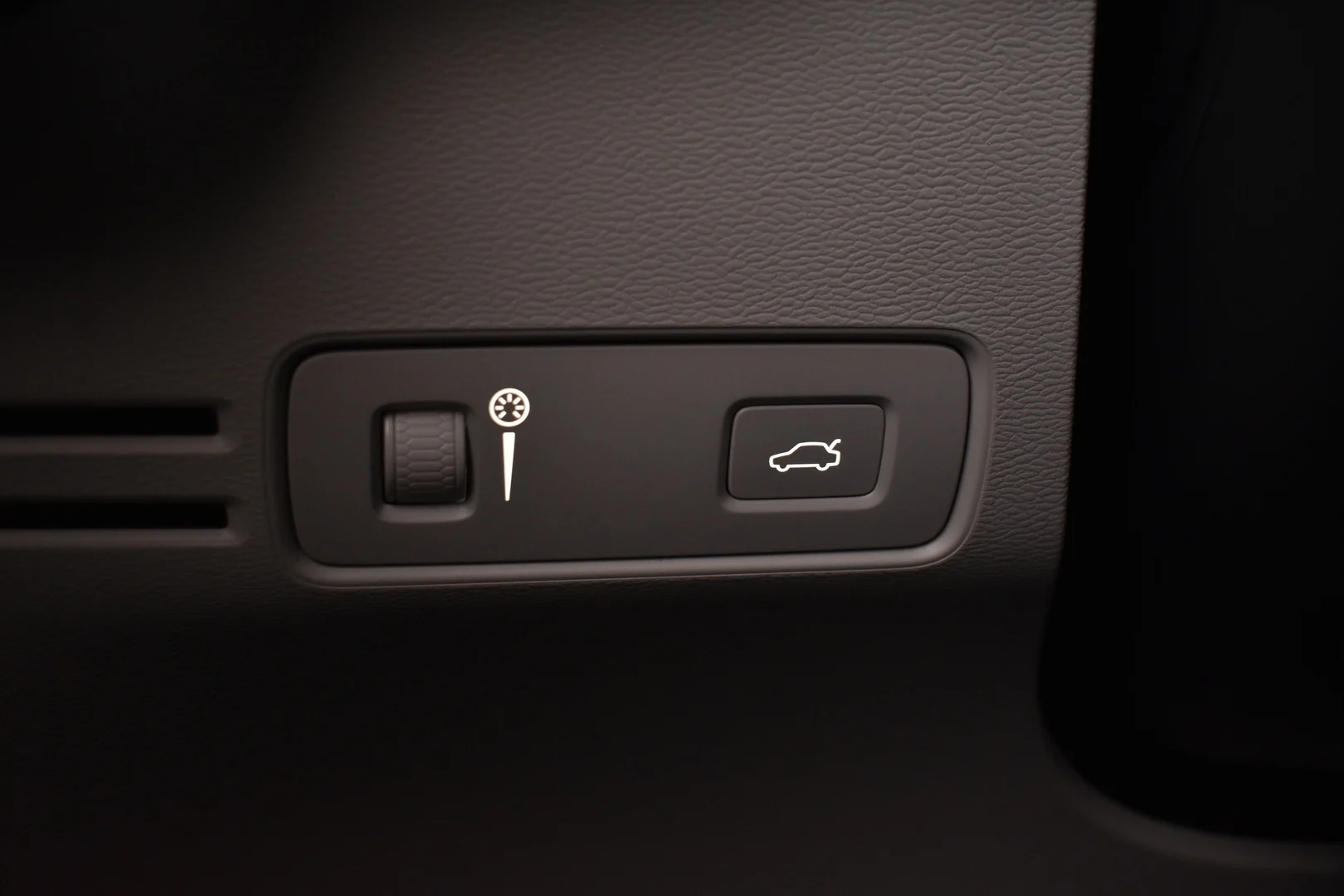 Car Image - 2QYuHWR5ifdTucruvestxd