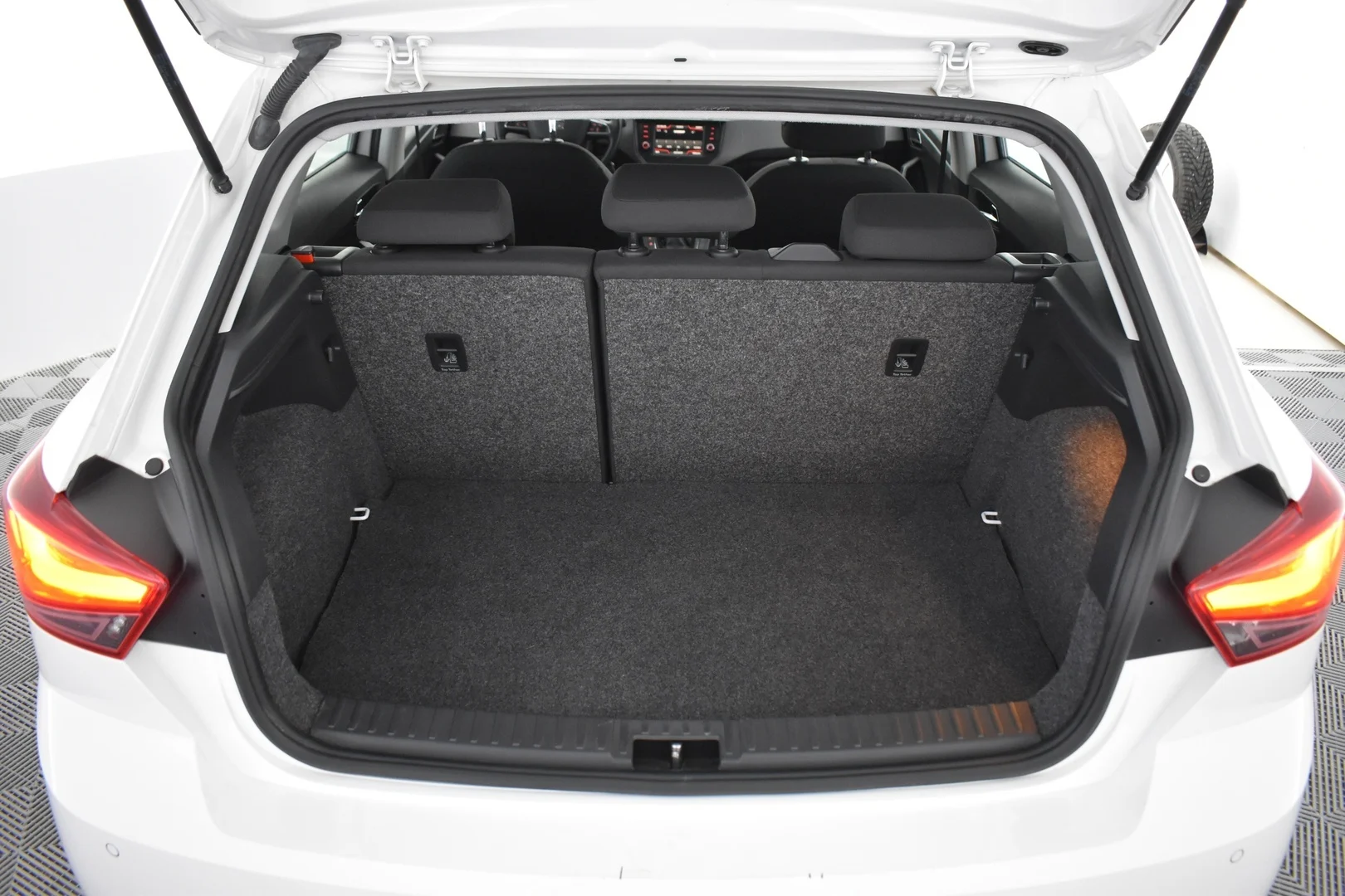 Car Image - 6YuSDh4Ox7Merqu4Ur8B9Z