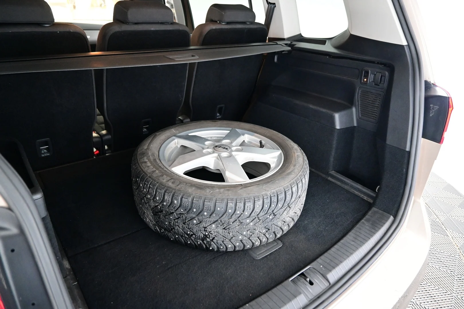 Car Image - 2lT8v6daeNxxO6Q5wbMZiG