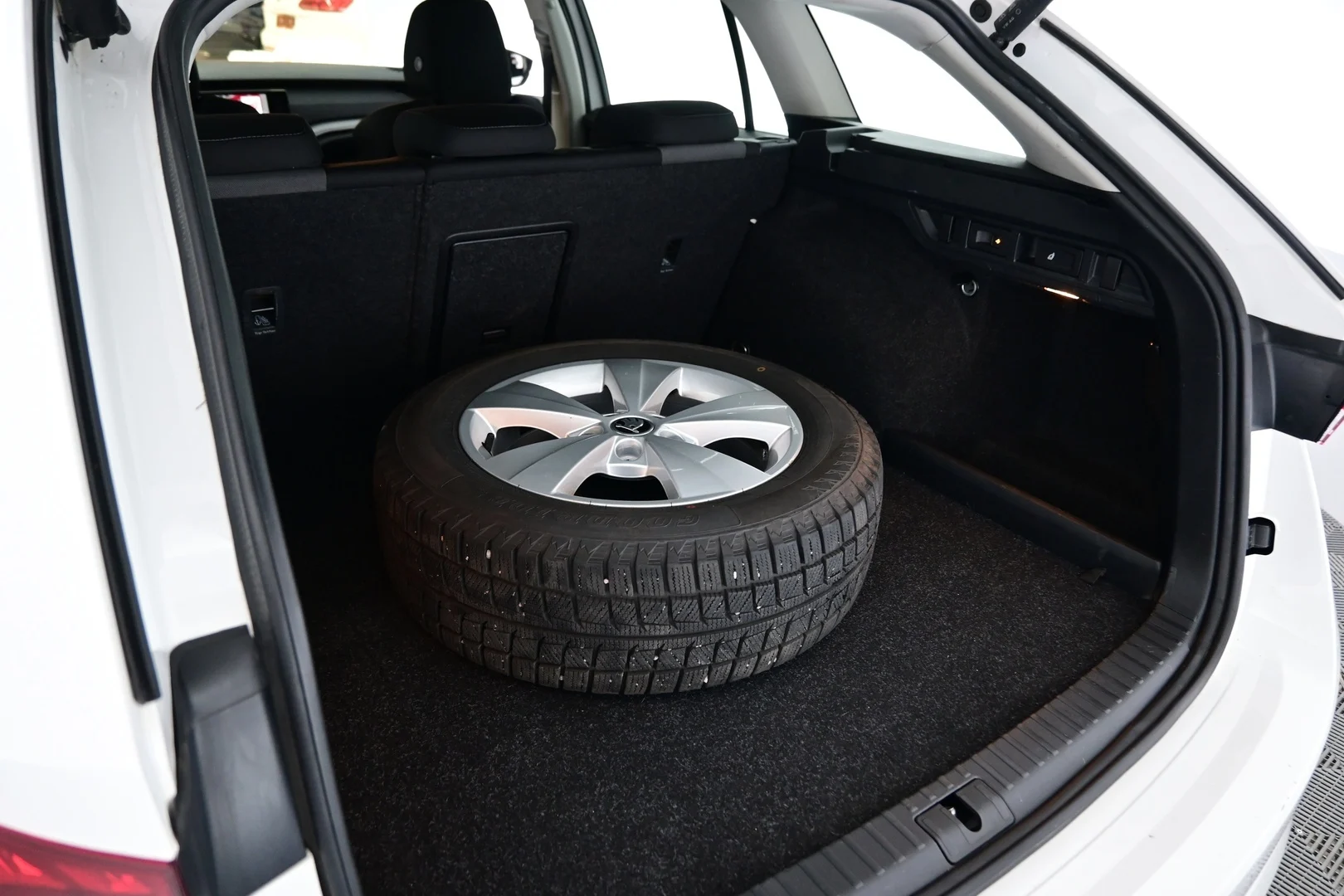 Car Image - 7vQz9JIPg7qSTng034e0Ru