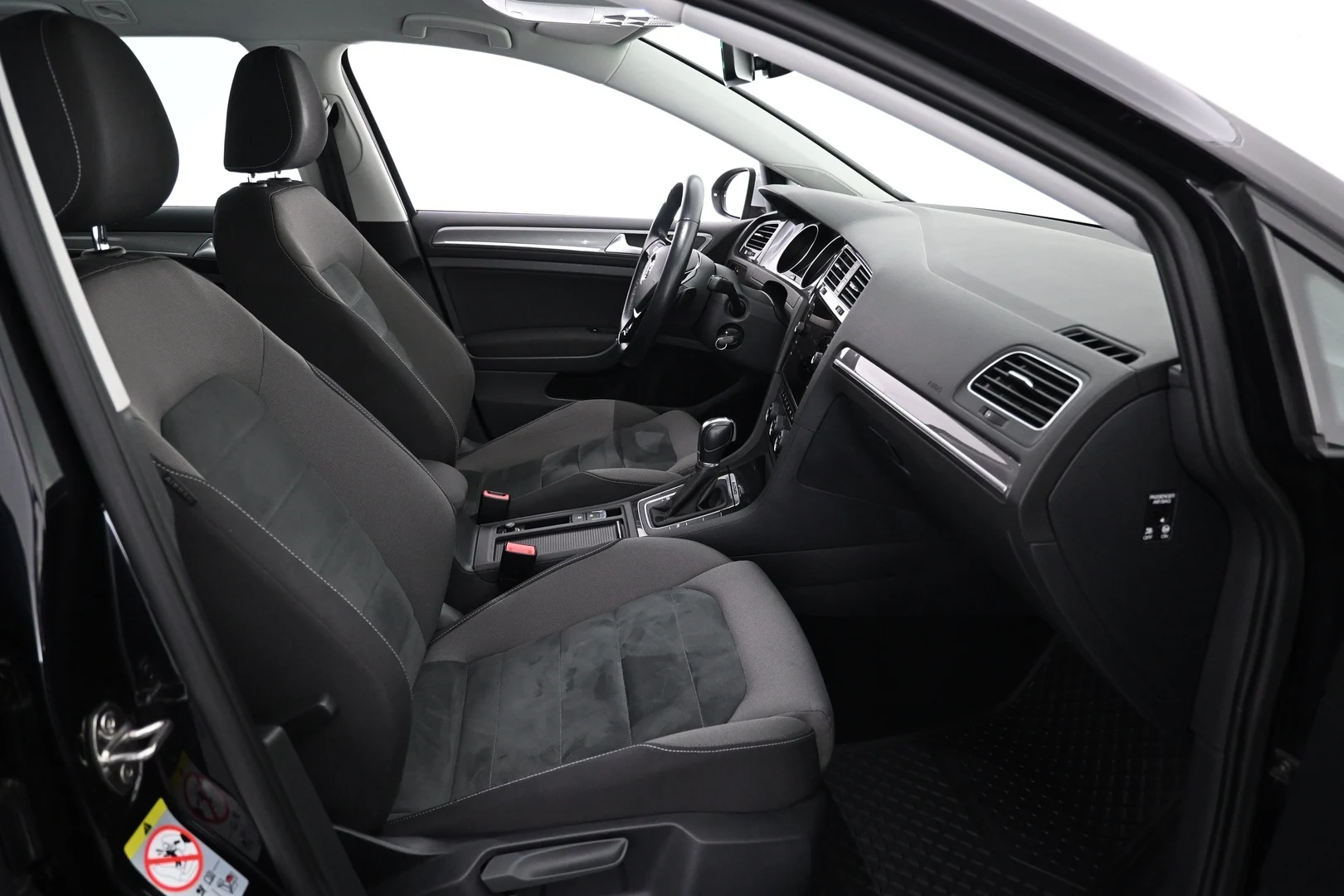 Car Image - 6nU3Ot2i98qwVUFoIeYMtM
