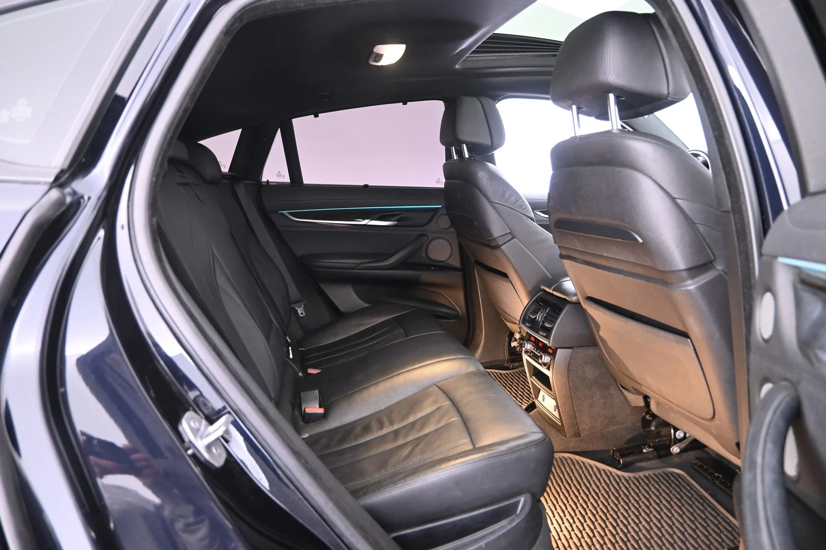 Car Image - ewMzndQmoKvT5w8WVXoIM