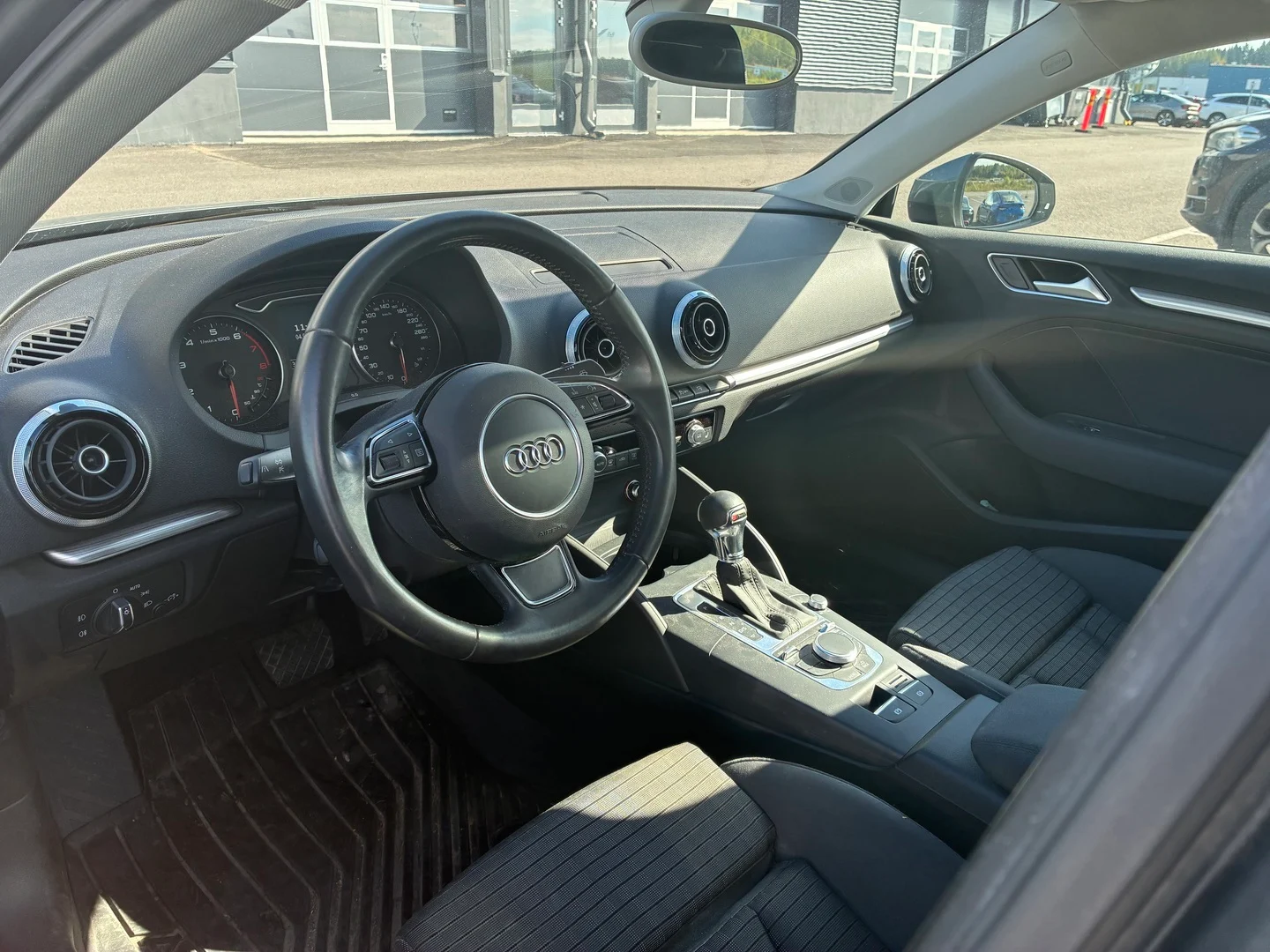 Car Image - 3xxeuJQwYVuspNKajm6iKI