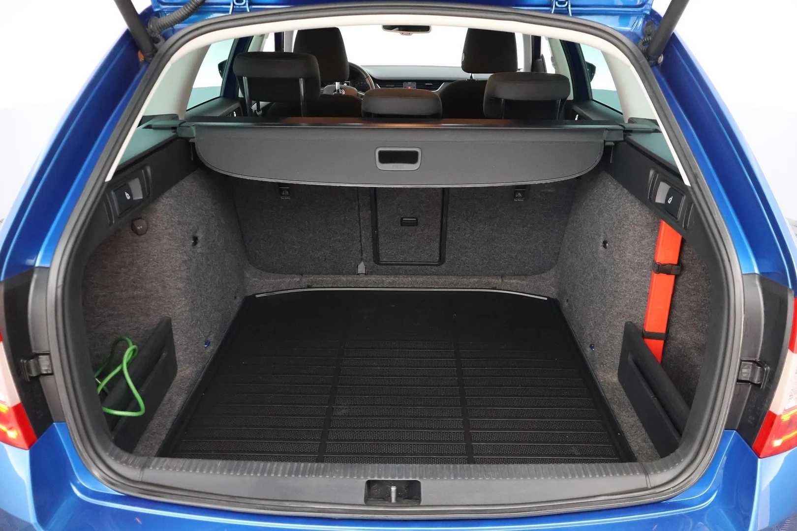 Car Image - 6Lm6AhTGhhcbybnQITl4iu