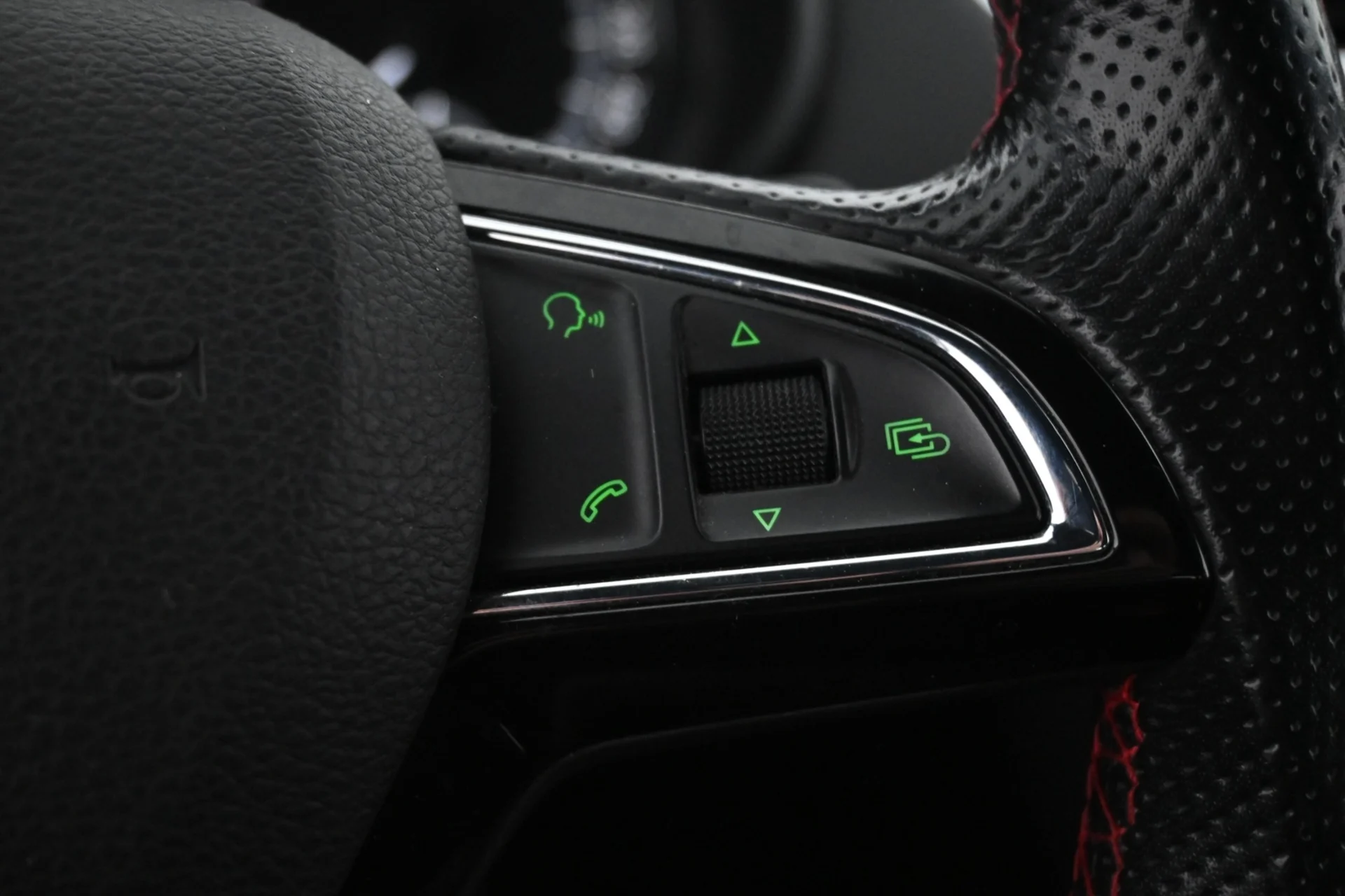 Car Image - dXYF3UzpEi1I6avoTLxot